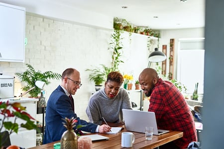 Team erstellt Businessplan für Ihr Unternehmen mit Zettel und Stift