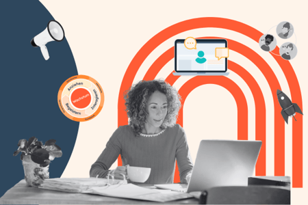 Person sitzt am Schreibtisch und arbeitet mit CRM-Funktionen