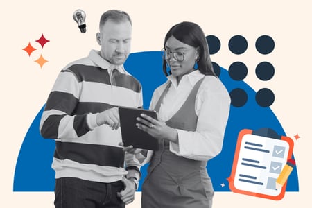 Mitarbeiterin und Kunde befinden sich im Kunden-Onboarding mittels Tablet