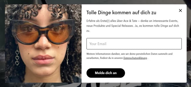 Die persönliche Ansprache von Ace & Tate, wie hier im Pop-Up des Newsletters, stärkt die Bindung zwischen Marke und Leads, was sich positiv auf den Lead-Nurturing-Prozess auswirkt