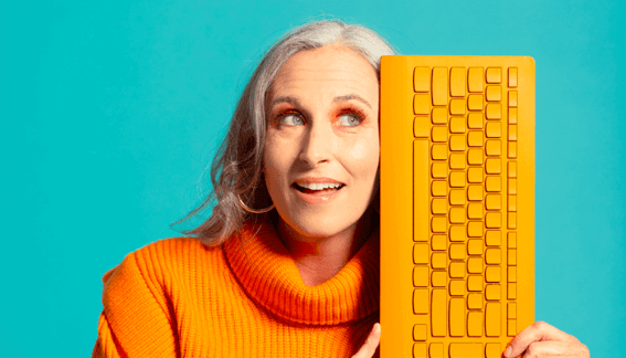 mulher com cabelo grisalho usando um teclado de computador