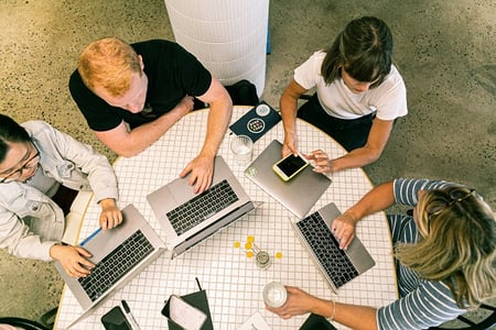 Collaborateurs créant une lean startup