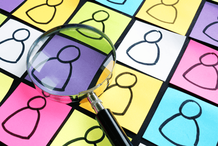 lupe-sucht-nach-social-crm