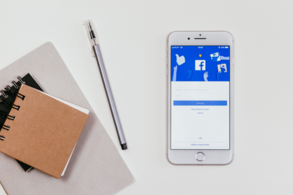 portable ouvert sur Facebook