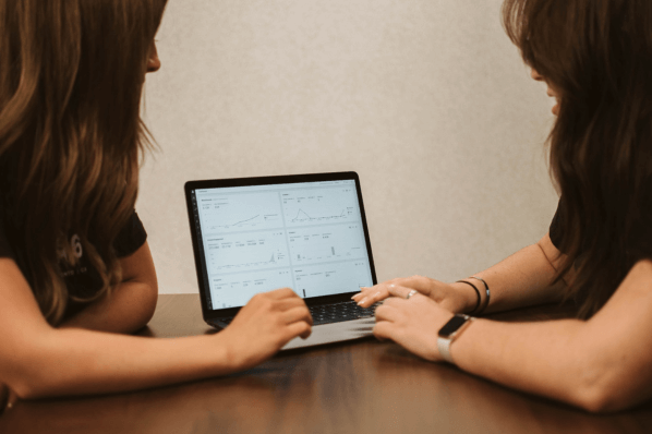 Mitarbeiterinnen wenden Predictive Analytics am Laptop an