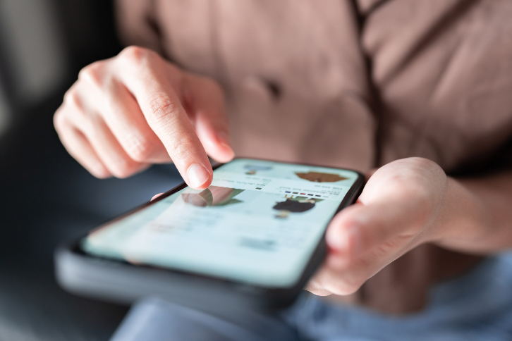 consumidor interage online com marca usando o e-commerce versão mobile em seu celular 